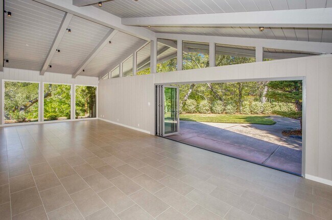 Building Photo - Mid-Century 5Bd/3Ba in Kentfield