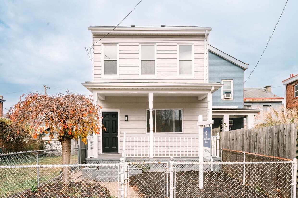 Foto principal - Move in special! Newly renovated 3 bedroom...