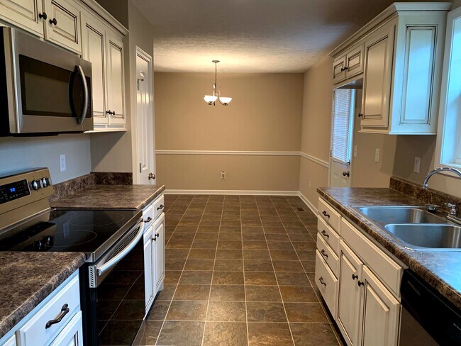 Foto del edificio - Beautiful 3 Bedroom 2 Bathroom Ranch Style Home on Large Lot