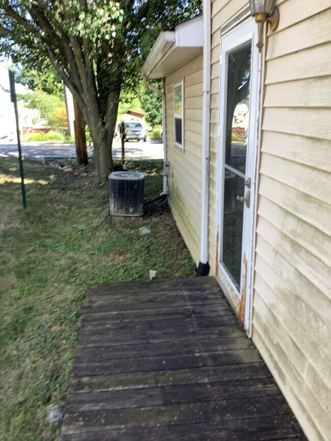 Building Photo - 2 bedroom, 2.5 bath Townhouse Available 8/...