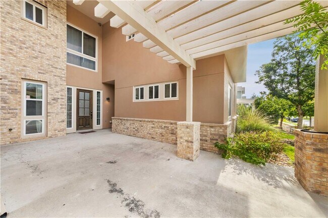 Building Photo - 2016 Simond Ave