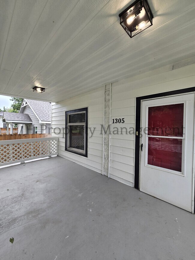 Building Photo - 1305 S Water St