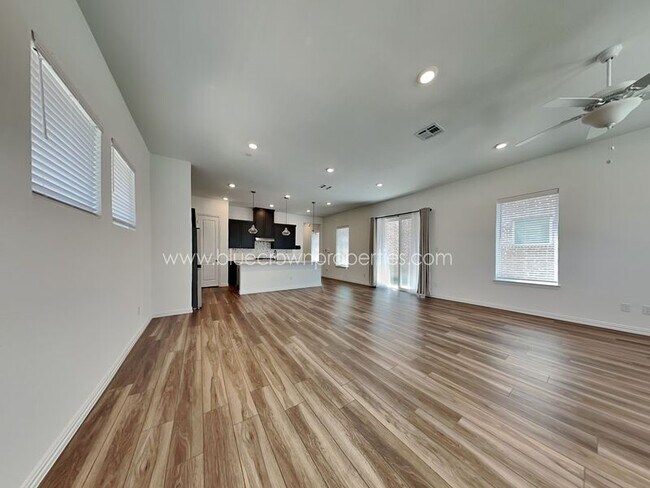 Building Photo - 6209 Queens Path
