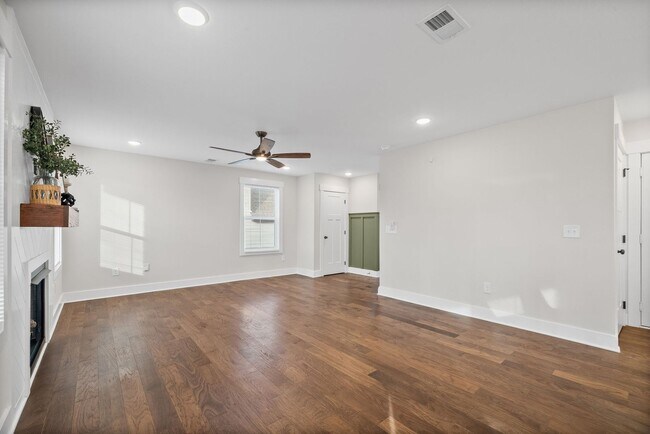 Building Photo - 361 Frontier Dr