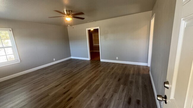 Foto del edificio - 1235 W Griffith Way