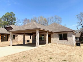 Building Photo - 312 Wolf Den Dr