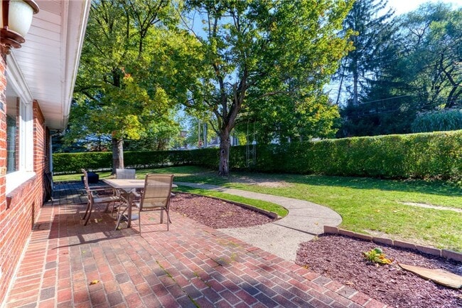 Building Photo - *Beautifully Renovated 3BD/1.5BA Single-Fa...