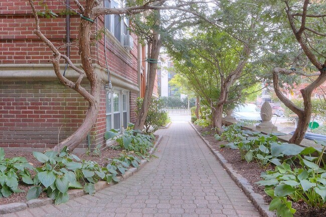 Foto del edificio - 1699 Cambridge St