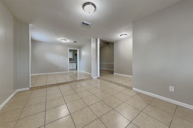 Foto del edificio - 7731 Bunker Wood Ln