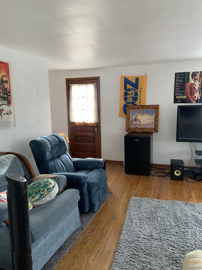 Large Living Room 2/2 - 229 Halket Pl