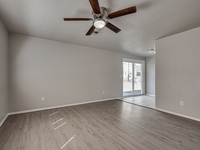 Photo - 1525 McGregor Dr House