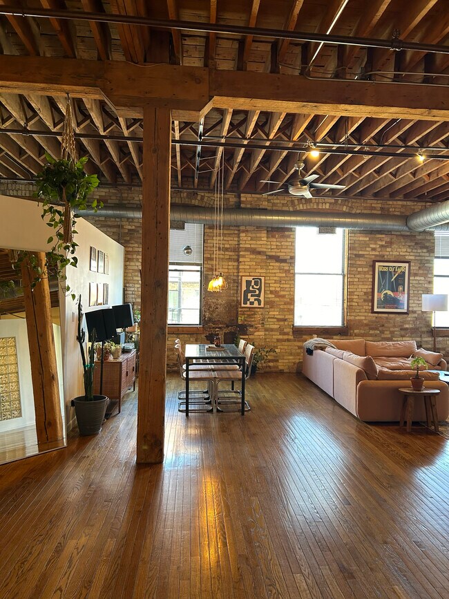 Main living area - 1147 W Ohio St