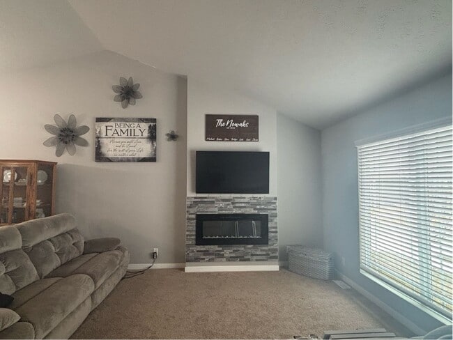 Building Photo - Beautiful Split-Level in BENNINGTON