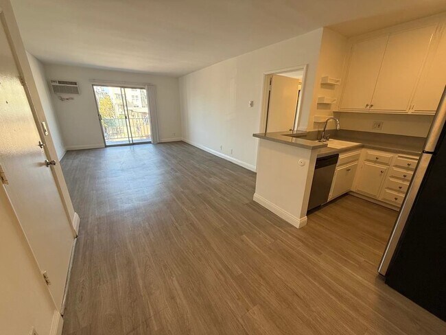 Foto del edificio - 10760 Rose Ave