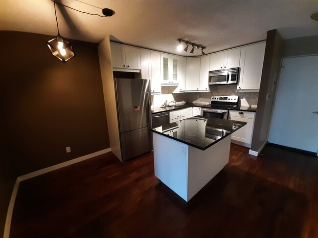 Granite countertops - 512 Cedar Cres SW