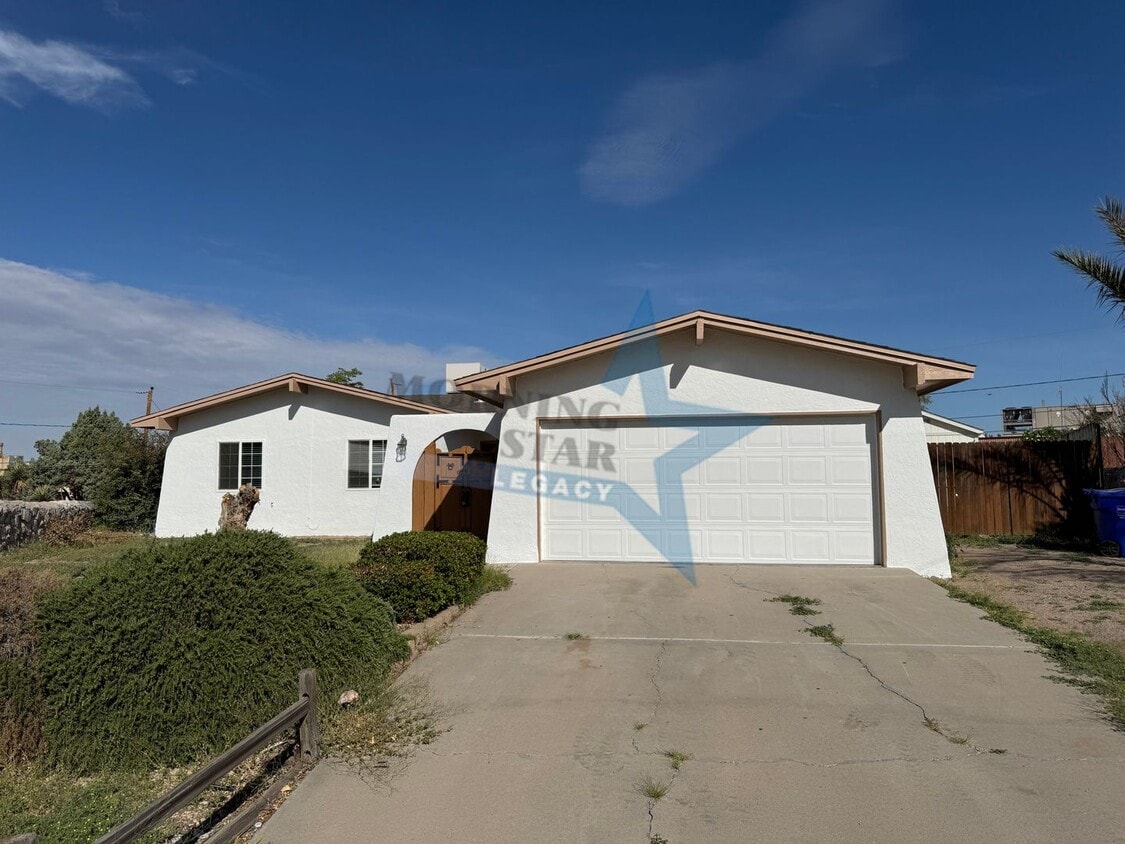 Foto principal - Spacious home in desirable location!