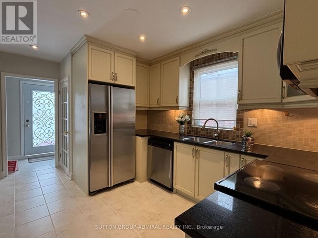 Building Photo - 138 Poyntz Ave