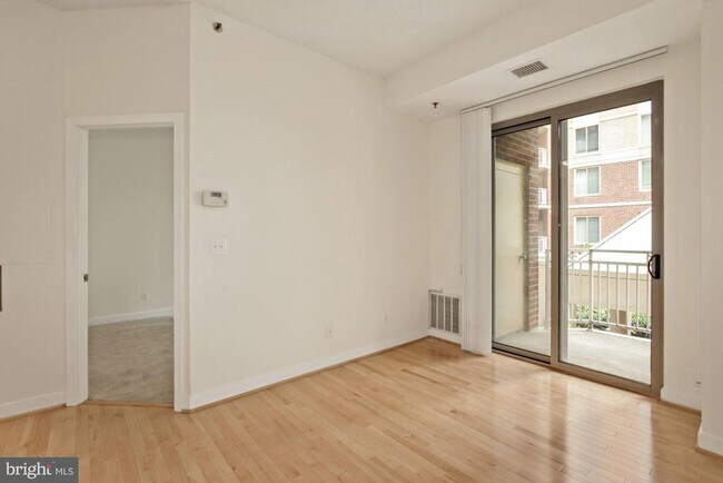 Foto del edificio - 7500 Woodmont Ave