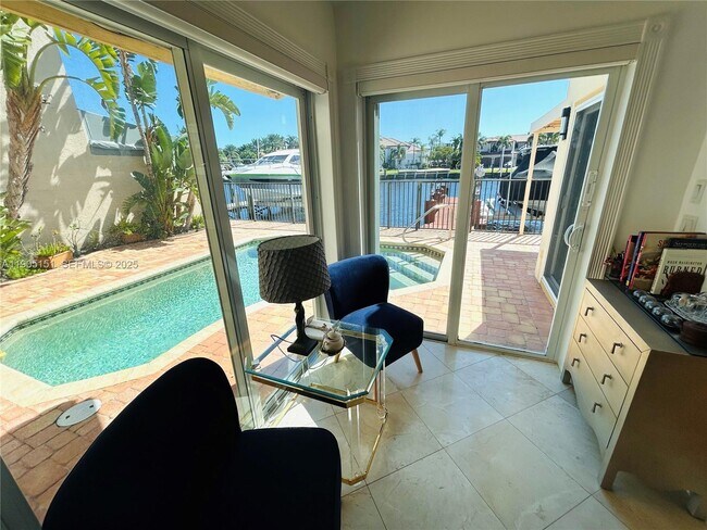 Foto del edificio - 484 Commodore Cir