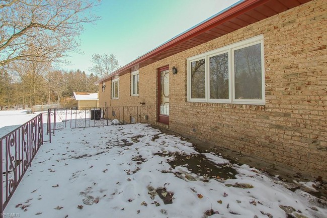 Building Photo - 725 Simich Dr