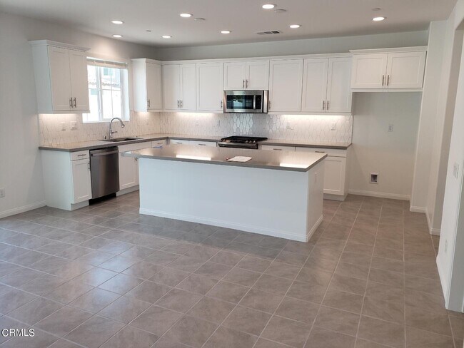 Building Photo - 457 Azalea St