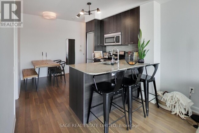 Photo du bâtiment - 775-775 King St W