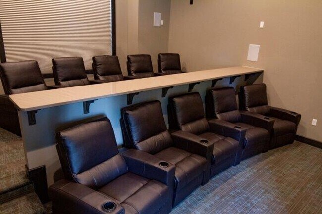 Foto del edificio - Beautiful 2 bedroom 2 bath/ move in today pay no rent till 1/1/26!