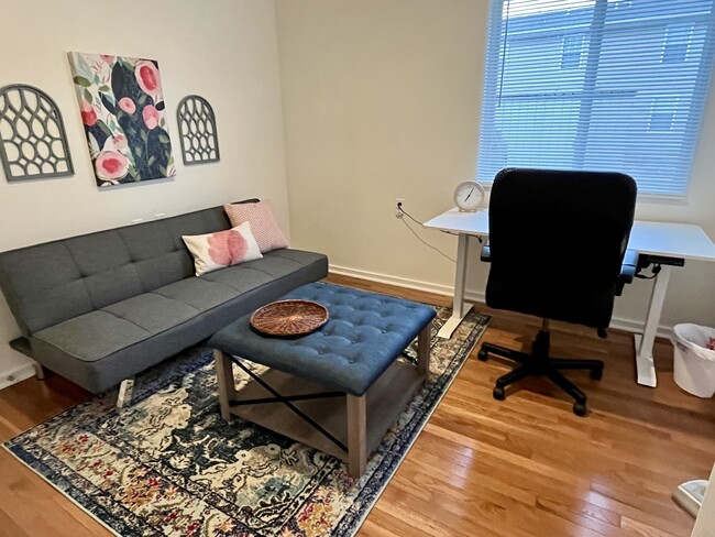 Building Photo - Pet-friendly Ground level Modern apartment