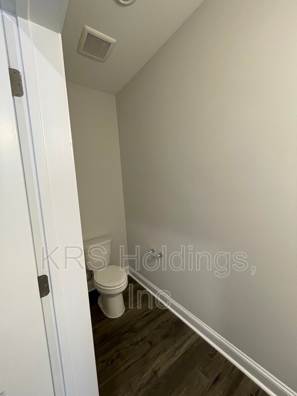 Building Photo - 446 Barrington Row Ave