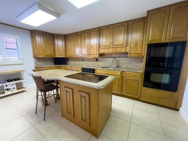 Building Photo - 250 E Royal Palm Rd