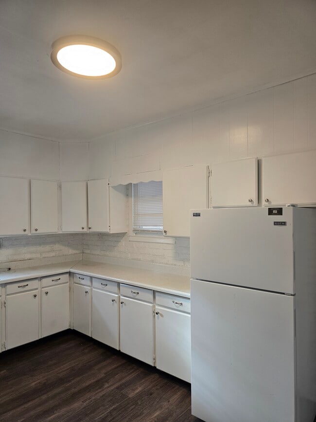 Building Photo - 818 N Van Buren St