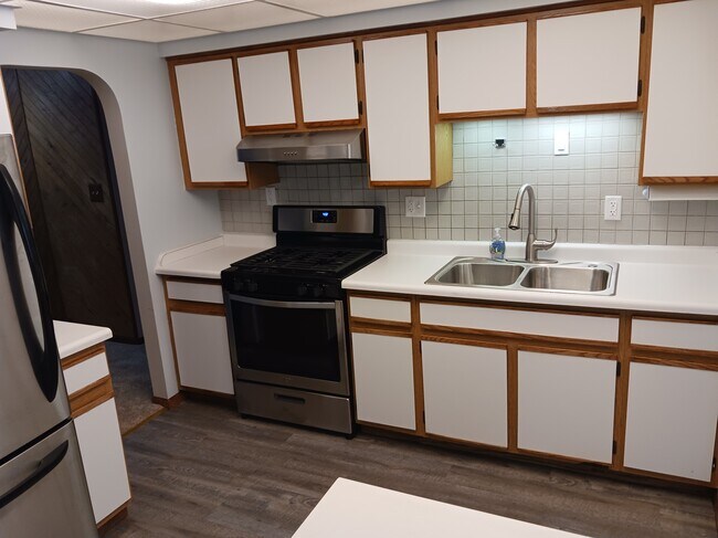 Kitchen - 139 Springleaf Dr