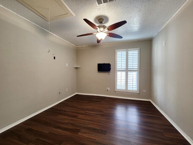 Foto del edificio - Stylish 2BR, 2BA Townhome with Modern Flai...