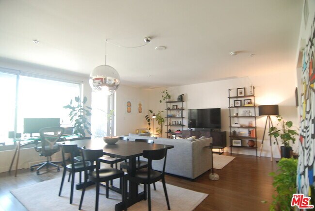 Building Photo - 901 Flower St