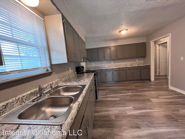 Building Photo - 3 br, 1 bath House - 2233 SW 49th St.