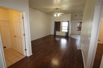 Building Photo - 2821 Edgemere Dr