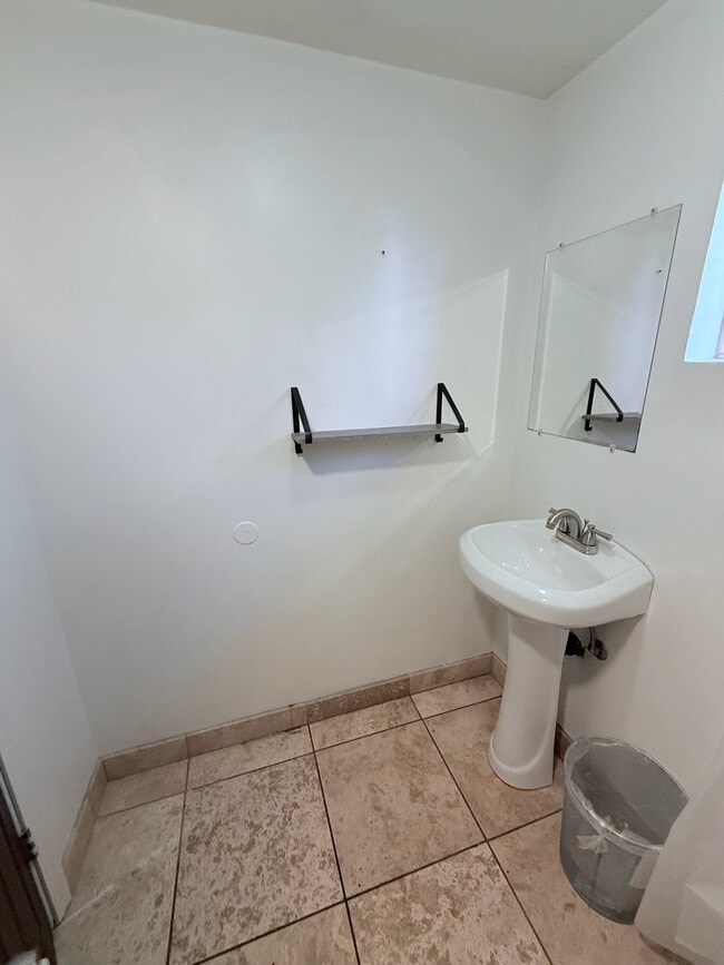 Building Photo - 4213 N Westview Dr