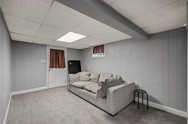 Foto del edificio - 719 Rose Ln
