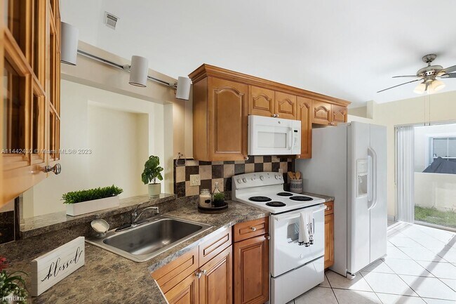 Foto del edificio - 3 br, 2 bath House - 20770 NW 1st St
