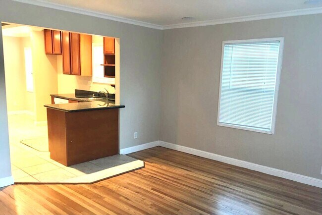 Building Photo - Beautiful 2 Bed 1 Bath House w/ 1-Car Gara...