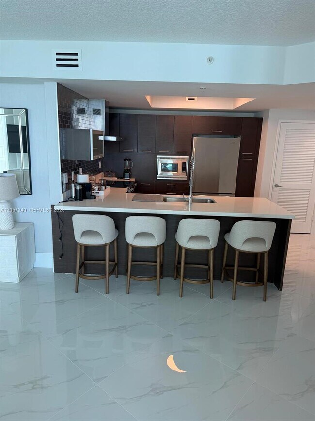 Foto del edificio - 250 Sunny Isles Blvd