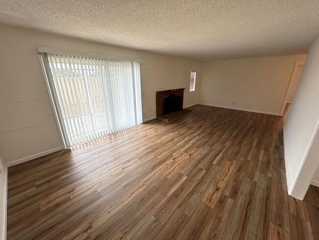 Building Photo - Refurbished East Ventura Home **JUST LOWER...