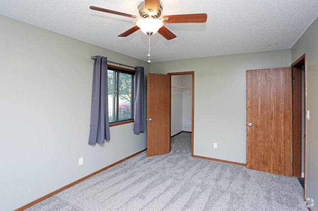 Bedroom - Woodland Place Apartments