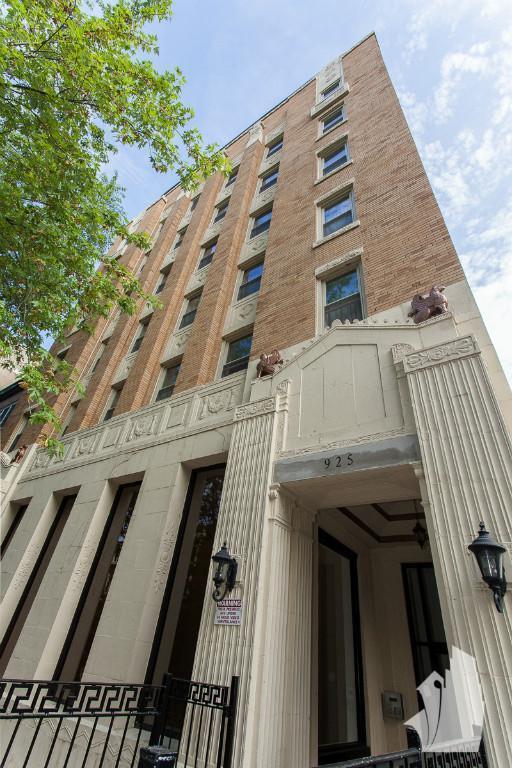 Building Photo - 920 W Carmen Ave