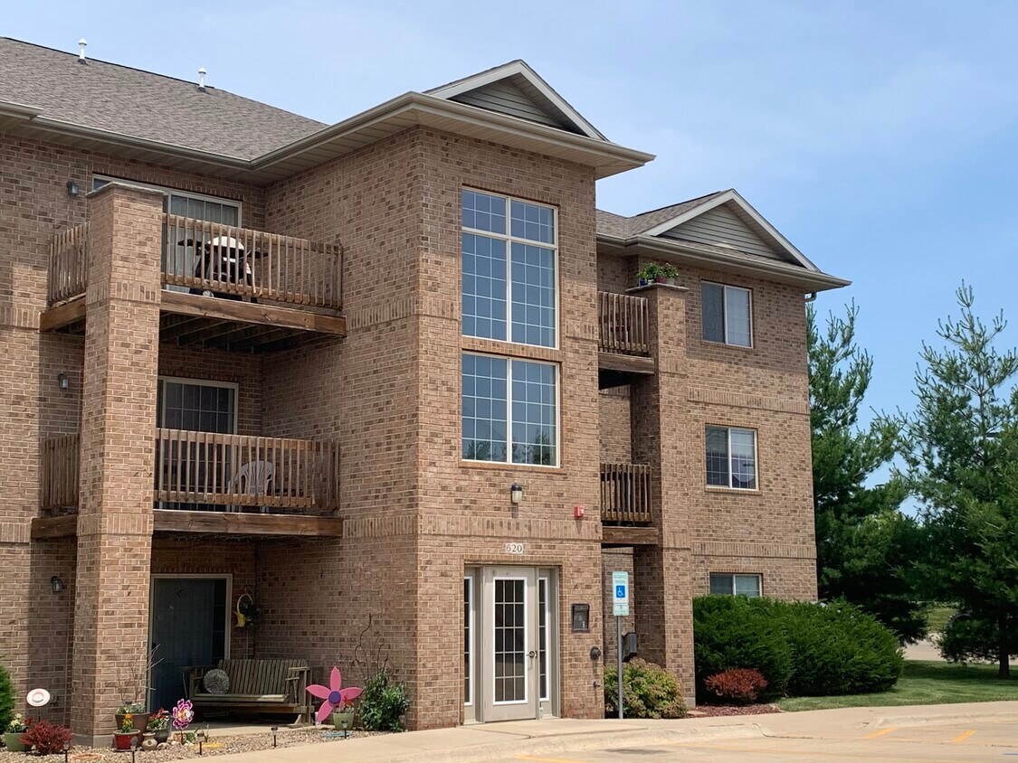 640 Colton Cir NE, Cedar Rapids, IA 52402 Condo for Rent in Cedar