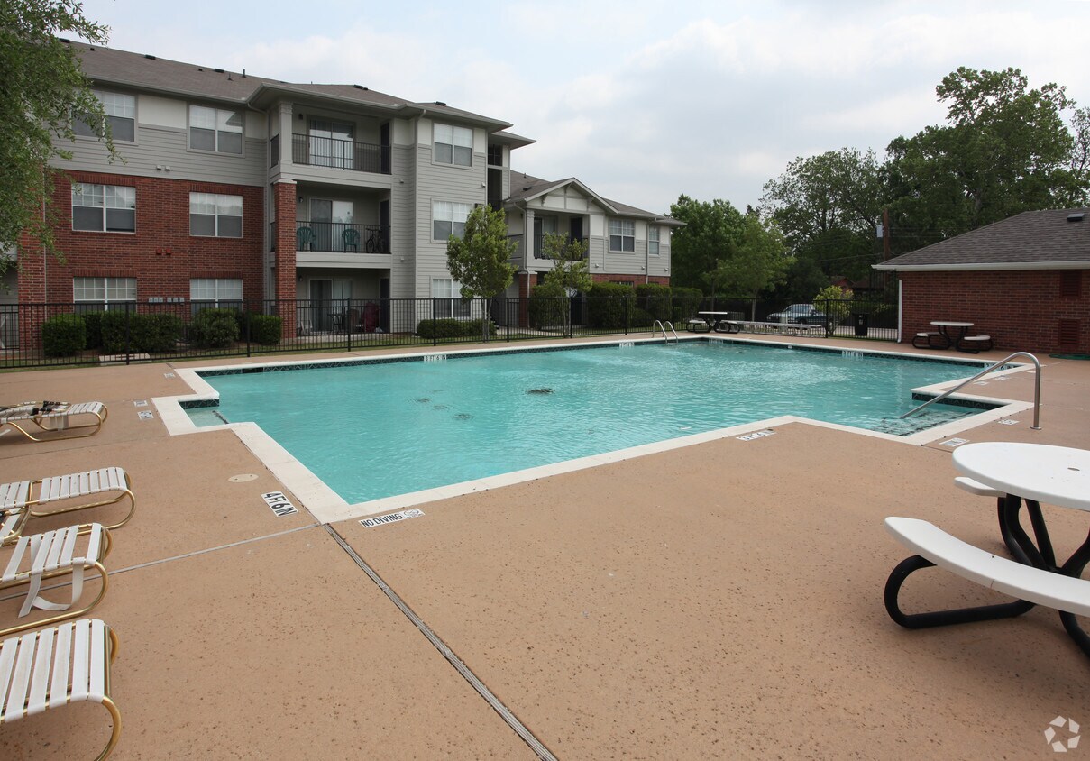 Foto principal - Flats at Five Mile Creek