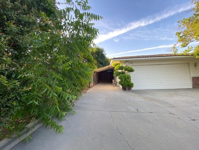 Building Photo - 1217 W Tenaya Way