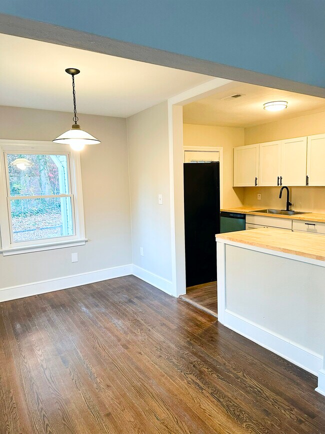 Cocina y comedor - 1021 14th Ave NW
