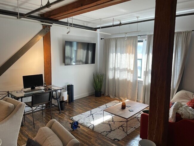 Foto del edificio - 881 E 1st St