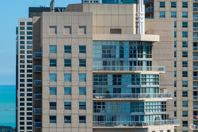 Alternar - The Residences At Grand Plaza